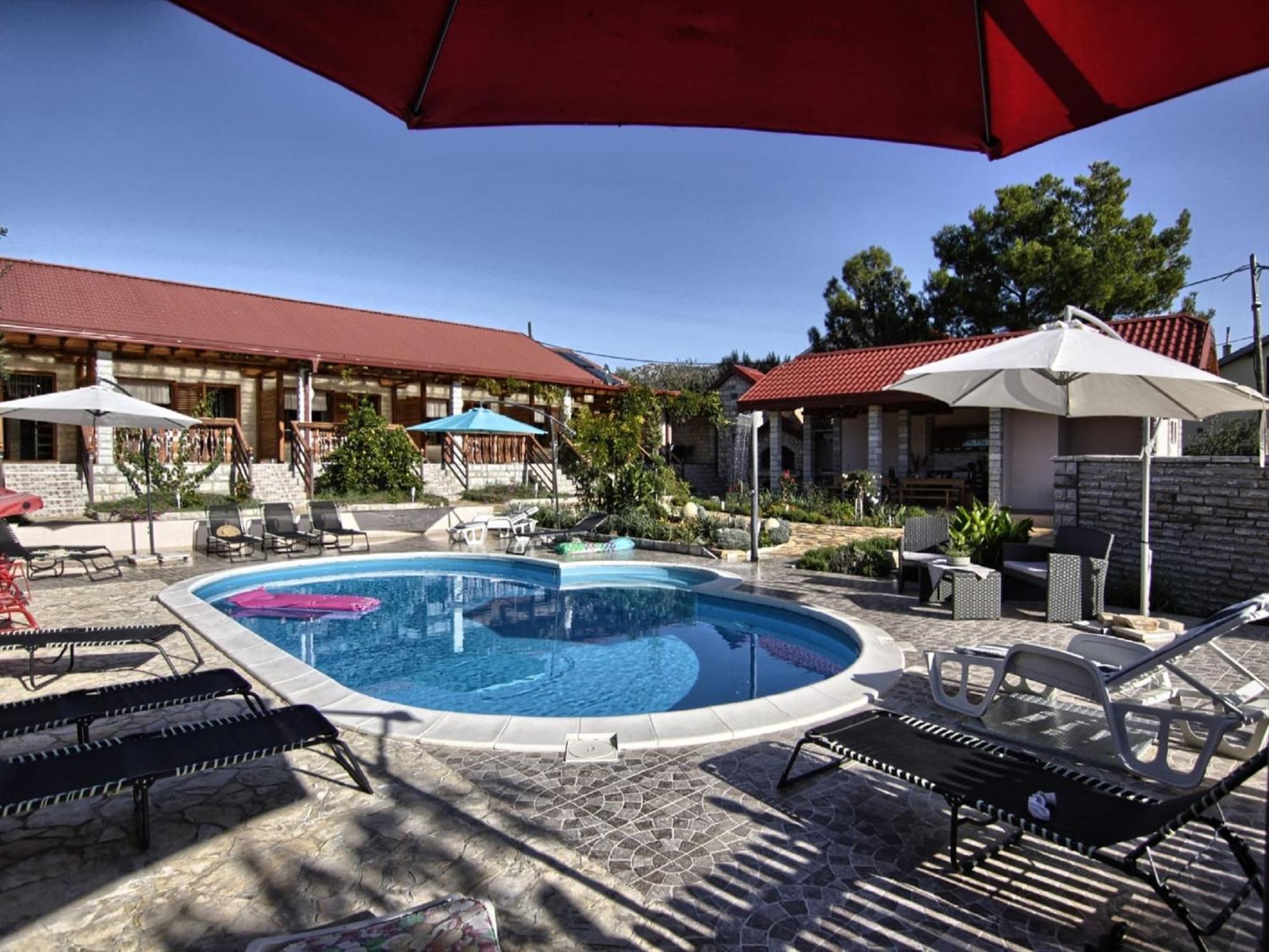 Large With Private Pool And Garden Holiday home *